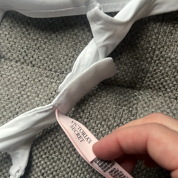2 brand new Victoria’s Secret bras - Picture 6 of 12